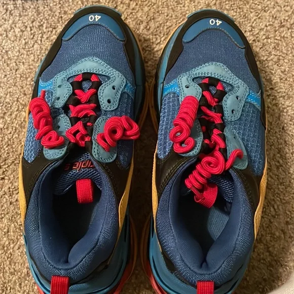 Sneakers - Picture 2 of 6